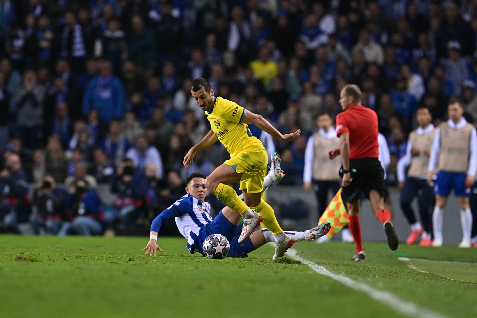 关于波尔图训练开放日，今晨门线救险引欢呼，欧冠在即，更衣室氛围转暖的信息