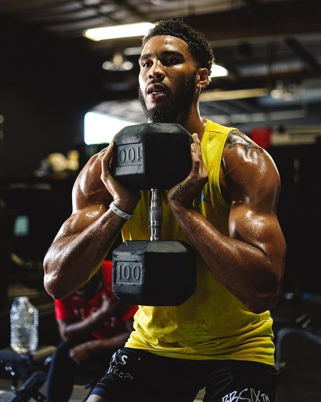 深圳男篮训练开放日；窗口期遗憾出局引欢呼；全明星赛在即；临场指挥获称赞的简单介绍