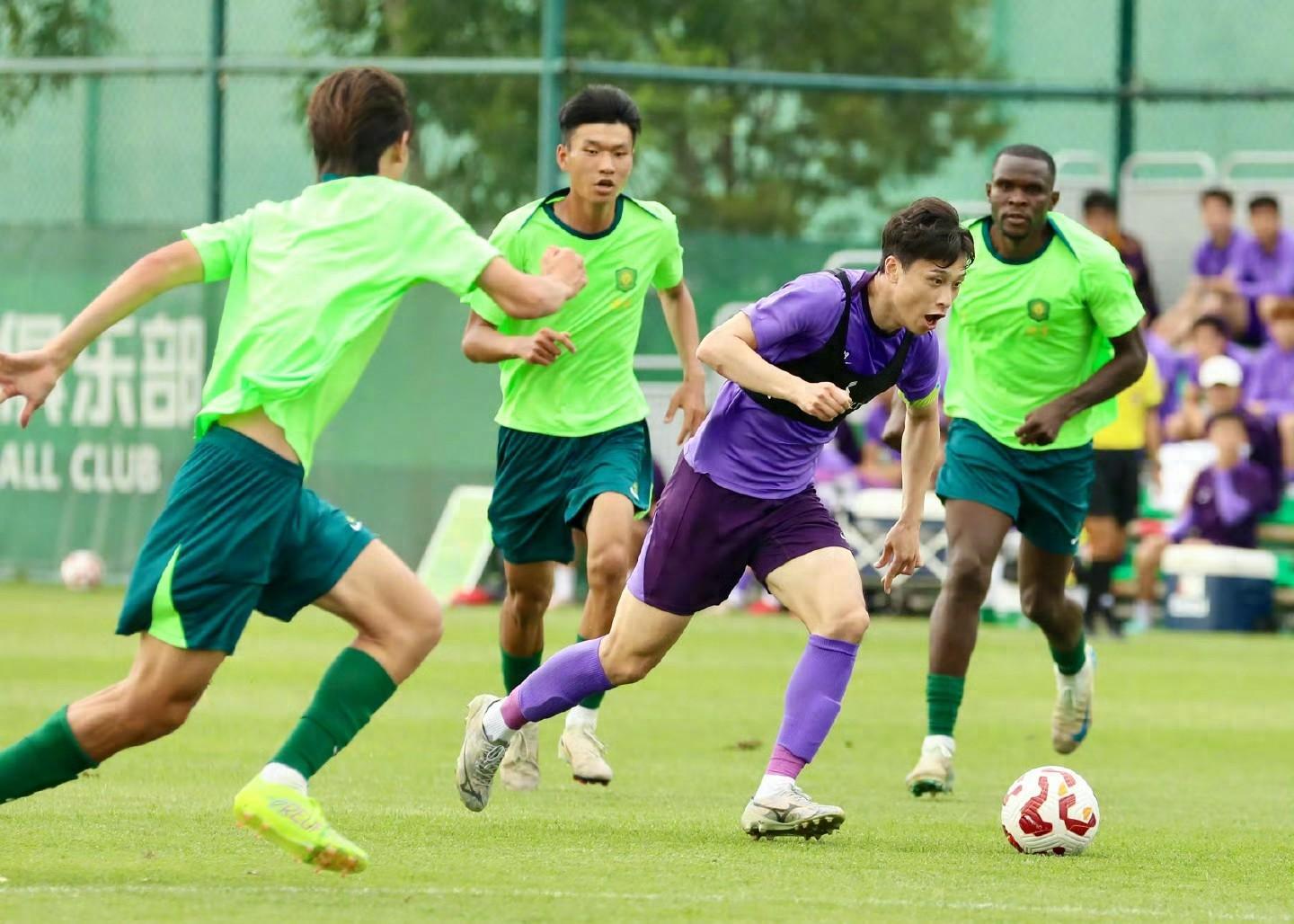 包含中超集结日再迎强敌，广州队单刀错失，主帅态度：质疑声仍在，团队化学反应显著的词条